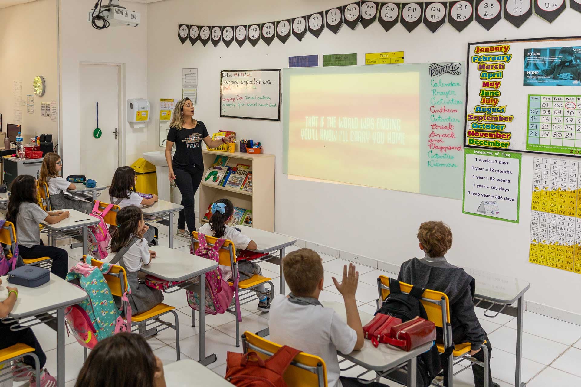 Alunos da Escola do Futuro em ambiente bilíngue